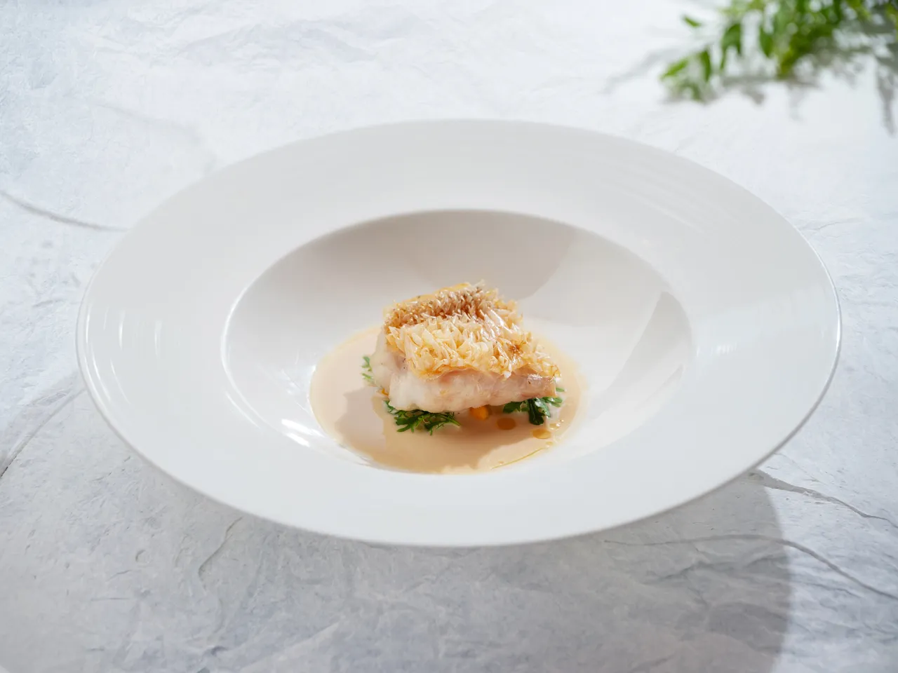 「Bencotto」夏季套餐「酥炸立鳞马头鱼、栉瓜、海鲜奶油酱」,洋溢著来自粼粼海洋中的鲜甜香韵。台北文华东方酒店提供