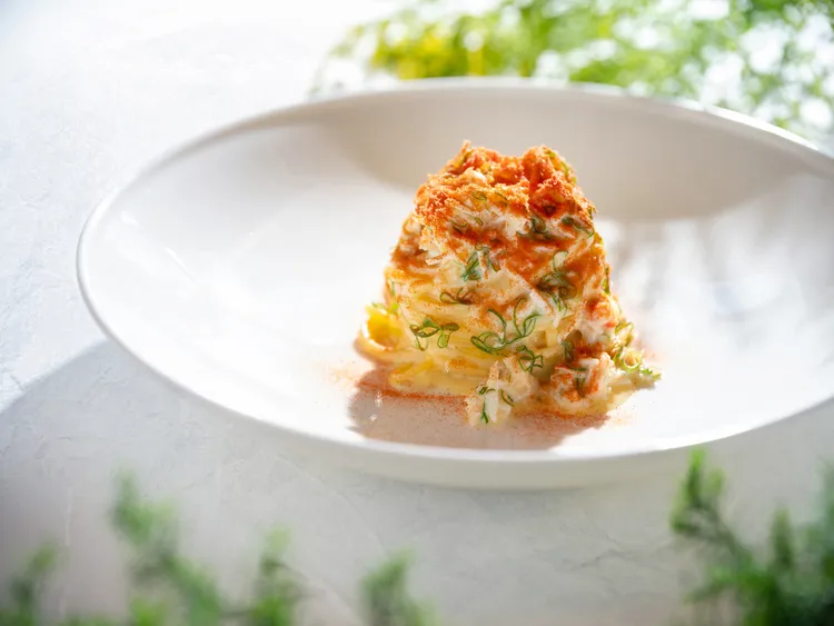 「Bencotto」夏季套餐「手工鳥巢麵、甜蒜、奶油、帝王蟹、洛神花」，純手工製成的義式鳥巢麵，搭配帝王蟹的純粹鮮甜與洛神花的酸香芬芳，以雅緻香氣織畫夏日幸福儀式感。台北文華東方酒店提供