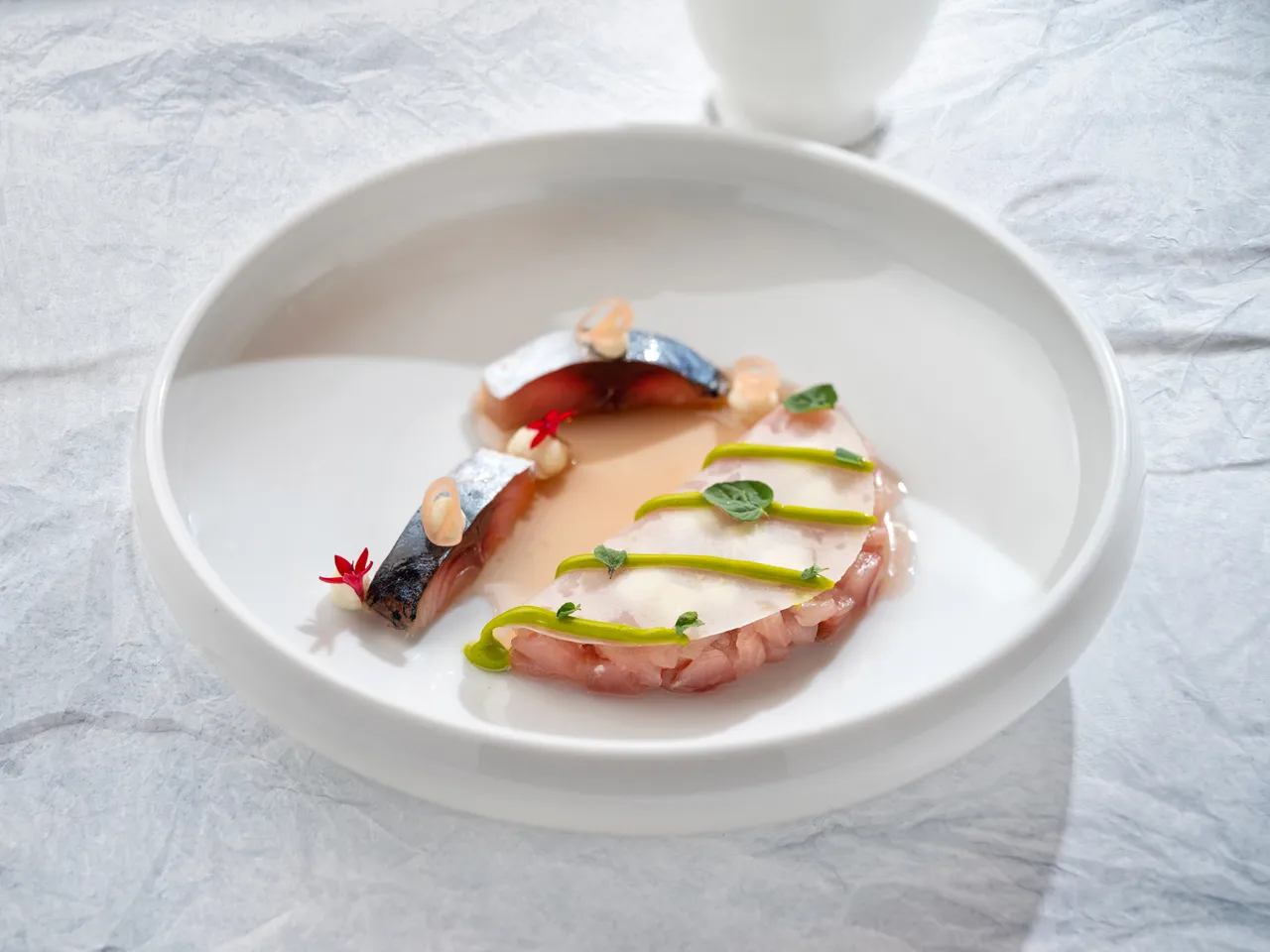 「Bencotto」夏季套餐「盐渍𫚕鱼、鲭鱼、水牛莫扎瑞拉乳酪、番茄柚子醋、奥勒冈、罗勒」,佐以特制日式蕃茄柚子醋的酸甜果香盈亮唤醒沉睡味蕾。台北文华东方酒店提供