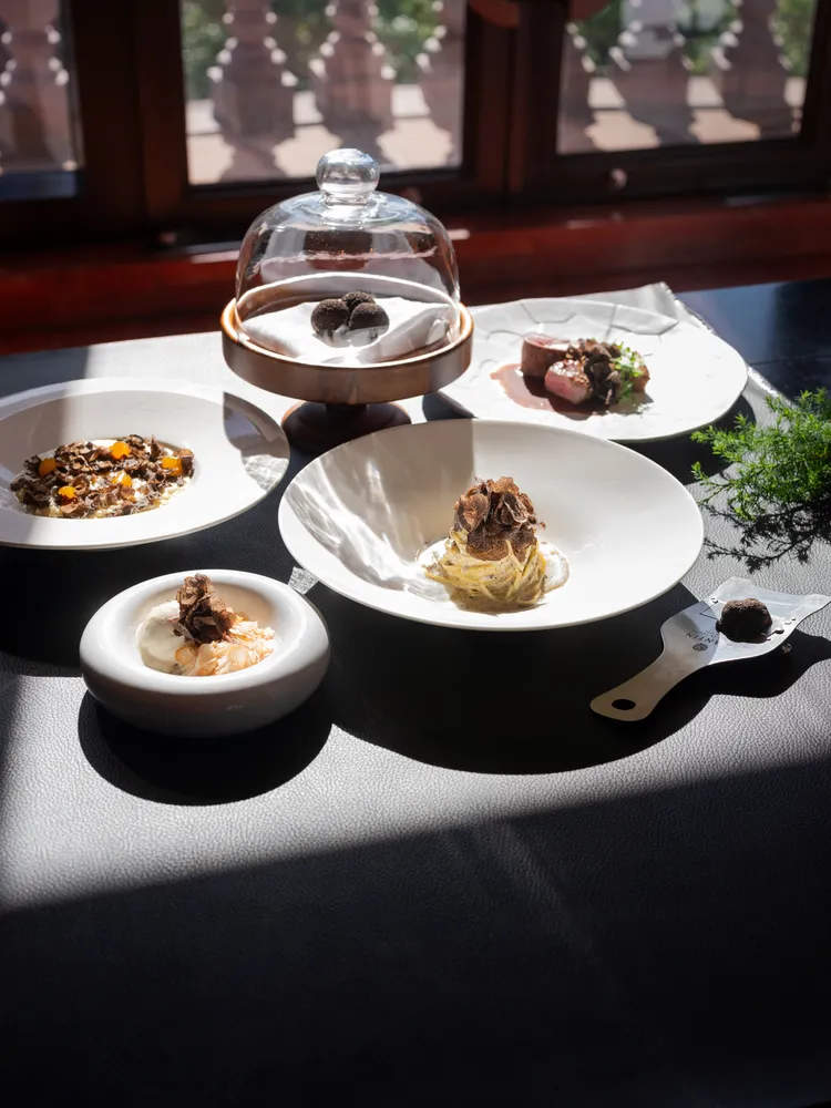 「Bencotto」推出黑松露單點美饌 (由左至右): 「特選米燉飯、36個月熟成帕瑪森乳酪、羊肚菌菇、蛋黃醬、黑松露」、「黃金葡萄乾風乾甜酒冰淇淋、巧克力、夏威夷豆、黑松露」、「手工鳥巢麵、黑松露、焦化奶油」、「炙烤紐西蘭高地和羊里肌、焦化白花椰菜泥、黑胡椒醬、黑松露」。台北文華東方酒店提供
