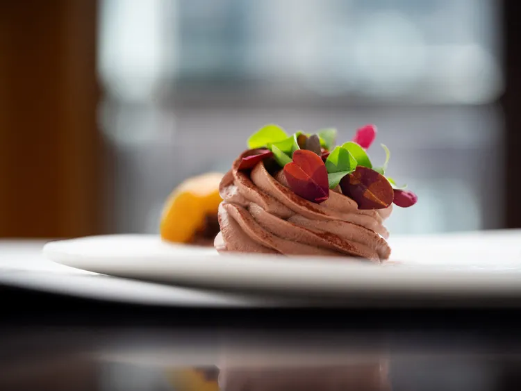 「Bencotto」夏季套餐「巧克力慕斯、花生、杏桃」，感受專屬暖夏的雅緻尾韻。台北文華東方酒店提供