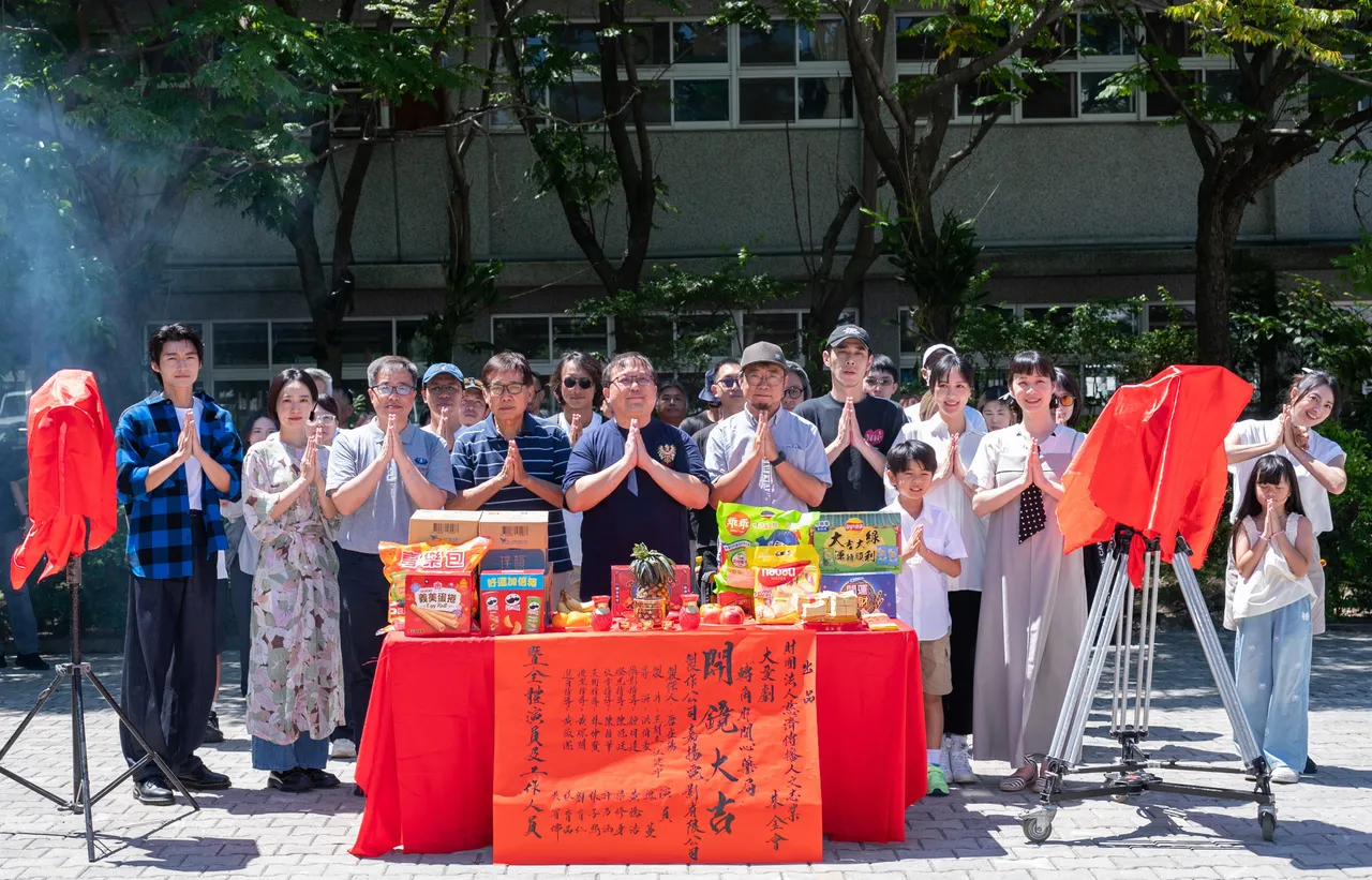 《转角那间心药局》昨日所有演员和主创团队举行开镜仪式。大爱提供