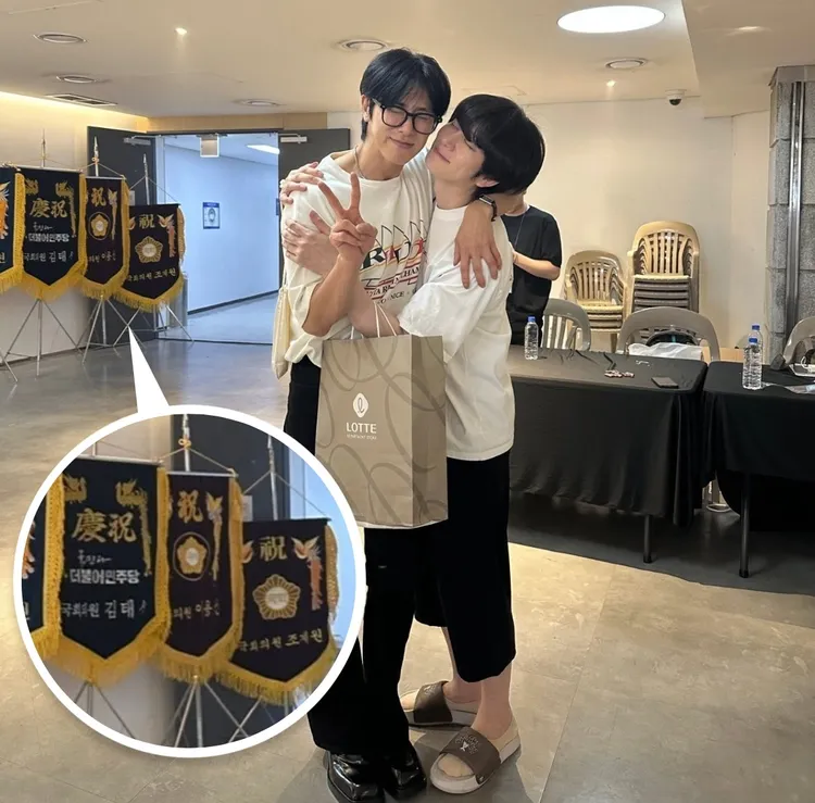 允浩（左）與希澈後台合照，粉絲發現後方一排國會議員的祝賀錦旗。翻攝希澈IG