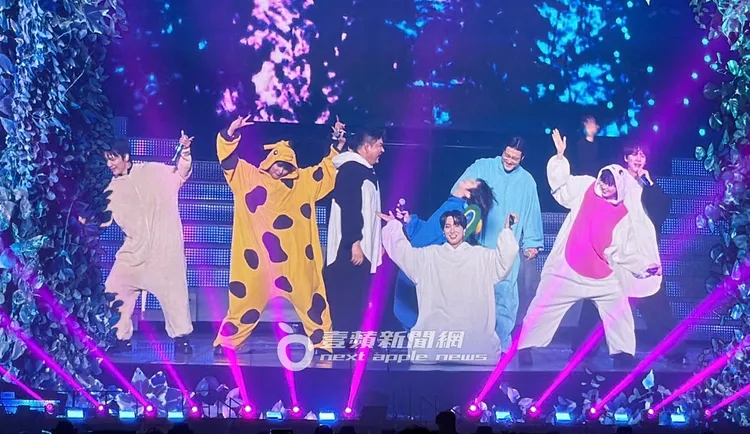 SJ穿上各自代表的動物裝，東海（左起）、厲旭、神童、希澈、利特、始源、銀赫、圭賢開心熱舞。讀者提供