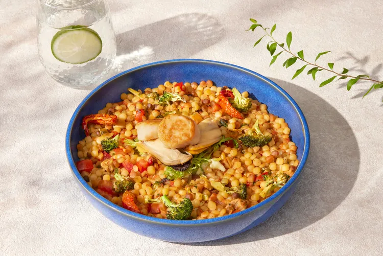 「薩丁尼亞珍珠麵」選用薩丁尼亞傳統手搓珍珠麵，融合來自澎湖的鮮甜淡菜與日本北海道生食級干貝，以清炒手法將海鮮高湯拌入橄欖油與花椰菜苗，展現純粹海味與義式粗獷間的細膩平衡。台北喜來登大飯店提供