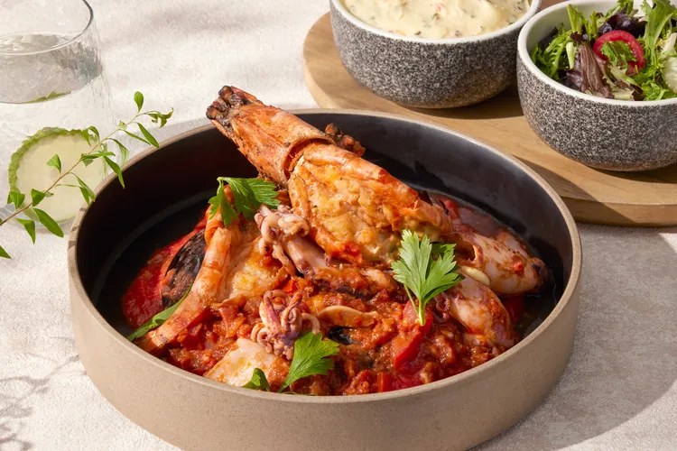 「爐烤澎湖小卷、虎蝦、番茄洋芋泥、辣味番茄白蘭地醬汁」靈感來自義大利東北亞得里亞海岸的經典料理方式，以新鮮番茄、鮮甜蛤蜊汁、白蘭地與乾辣椒製成香氣濃郁基底，結合炭烤澎湖小卷與虎蝦，搭配富含酸甜與奶香的番茄洋芋泥。台北喜來登大飯店提供