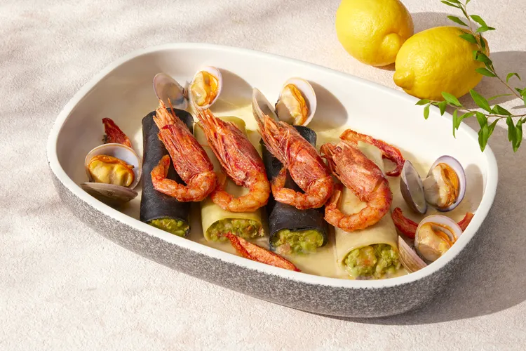 「義大利粗管通心粉佐胭脂蝦、青豆仁」以主廚手工粗管通心粉包裹以青豆泥、白蝦丁及瑞可塔起司製成的綿密內餡，並以蛤蜊白酒檸檬醬汁煨煮入味，上方點綴上彈牙胭脂蝦。台北喜來登大飯店提供