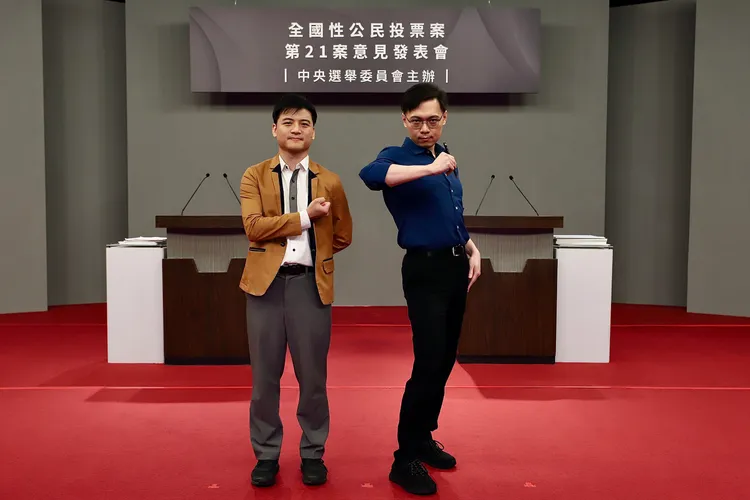 核三重啟公投發表會，正方代表核能流言終結者創辦人黃士修、反方代表台灣綠黨共同召集人甘崇緯。中選會提供