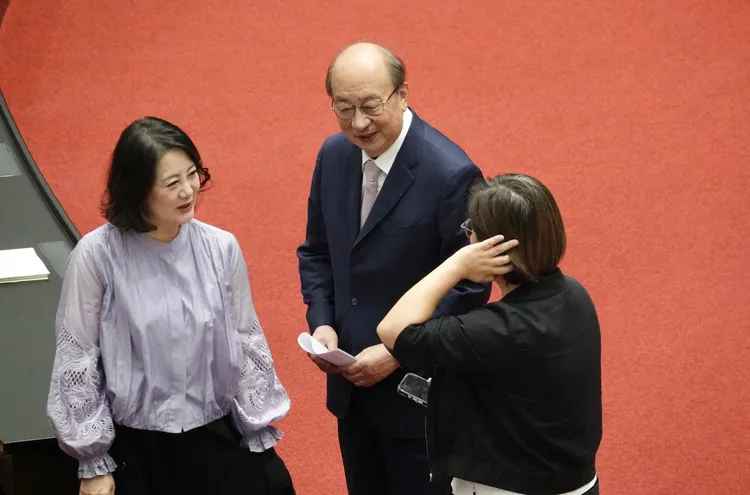 民進黨團總召柯建銘、民進黨立委兼黨團幹事長吳思瑤。莊宗達攝