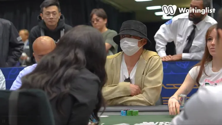 田中圭上月在美國拉斯維加斯參加世界撲克大賽，刻意遮頭掩面。翻攝DMM POKER X