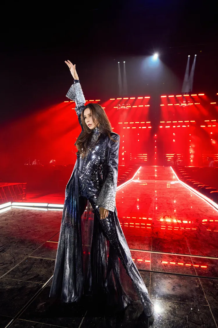 莫文蔚這張專輯同時承接了莫文蔚「大秀一場」演唱會的藝術能量。地球娛樂提供