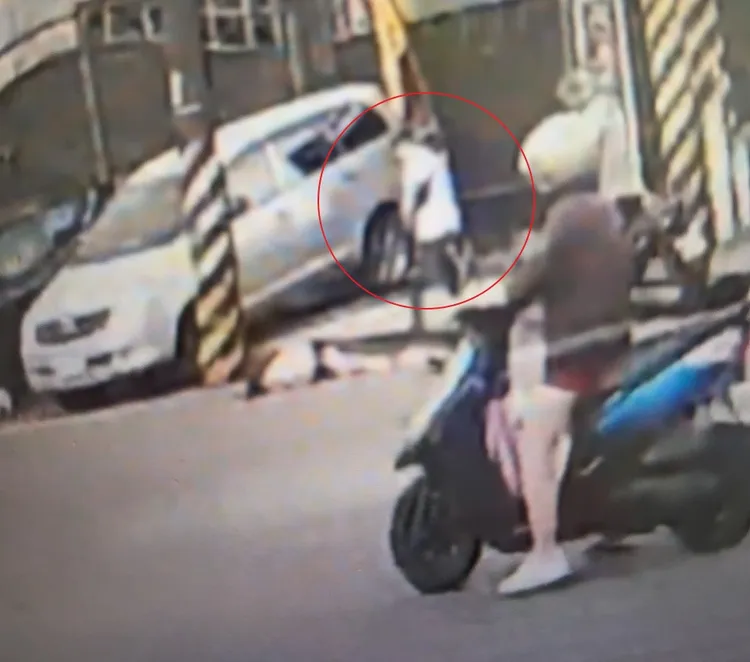 蘇男肇事後拋下重傷的邱女逕自離開現場。翻攝照片