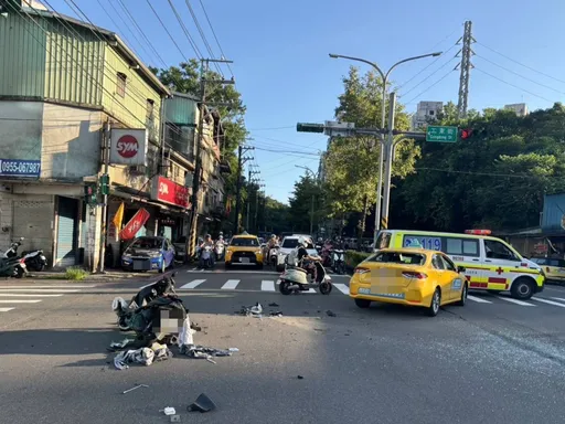无照男闯红灯撞车!20岁女乘客喷飞脑死 家属悲痛器捐