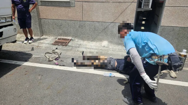 謝男觸電後意識清醒，下半身明顯燒燙傷，相當駭人。讀者提供