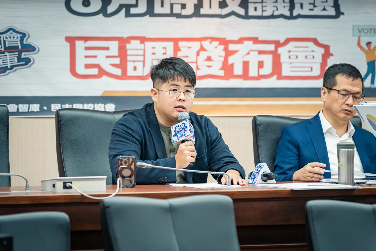 新国会智库今(5)日举行「八月时政议题民调」记者会,蓝委罗智强、台艺大广电系赖祥蔚教授、新国会智库执行长陈冠安、民主学校协会秘书长何元楷出席。罗智强办公室提供
