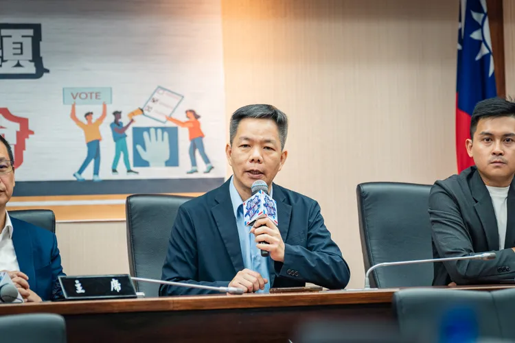 新國會智庫今（5）日舉行「八月時政議題民調」記者會，藍委羅智強、台藝大廣電系賴祥蔚教授、新國會智庫執行長陳冠安、民主學校協會秘書長何元楷出席。羅智強辦公室提供