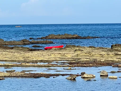 獨木舟翻覆擱淺岸邊!貢寮驚傳男子落海失蹤 海陸空搜救中
