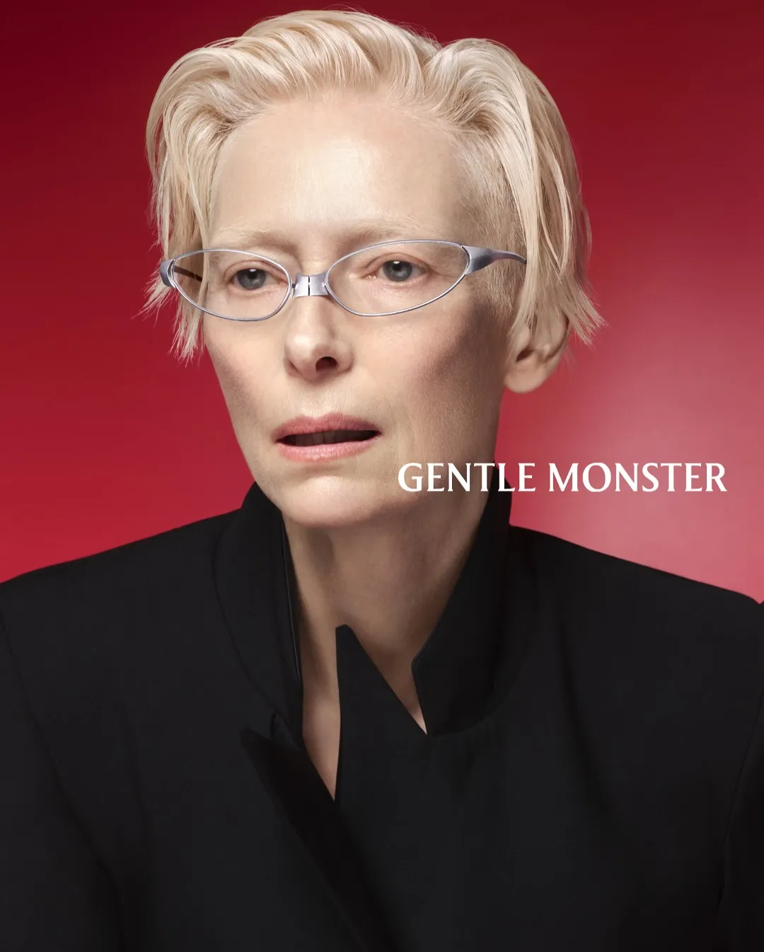 蒂妲史云顿演绎充满未来感的眼镜新品。翻摄GENTLE MONSTER IG