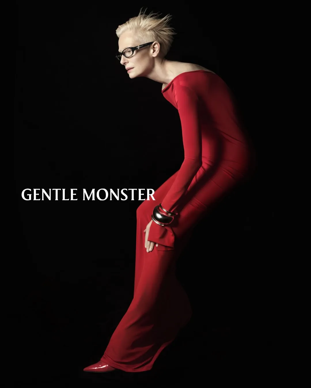 蒂妲史云顿演绎充满未来感的眼镜新品。翻摄GENTLE MONSTER IG