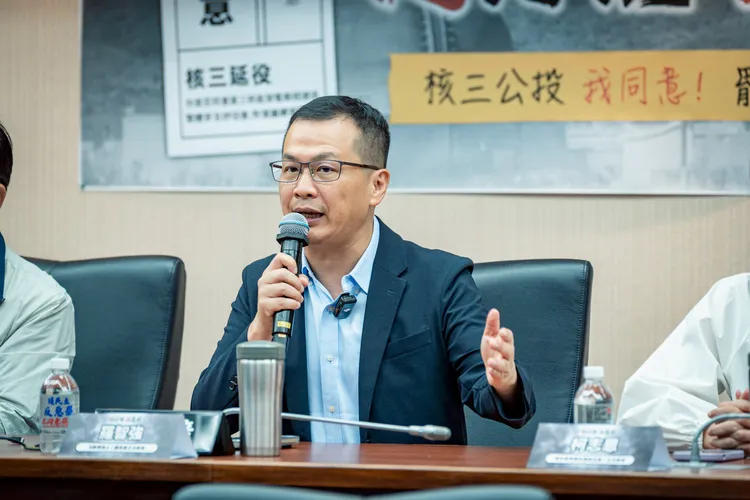 藍白立委8日共同舉行記者會，宣布將舉辦「重啟核三公投」北高說明會，羅智強發言。羅智強辦公室提供