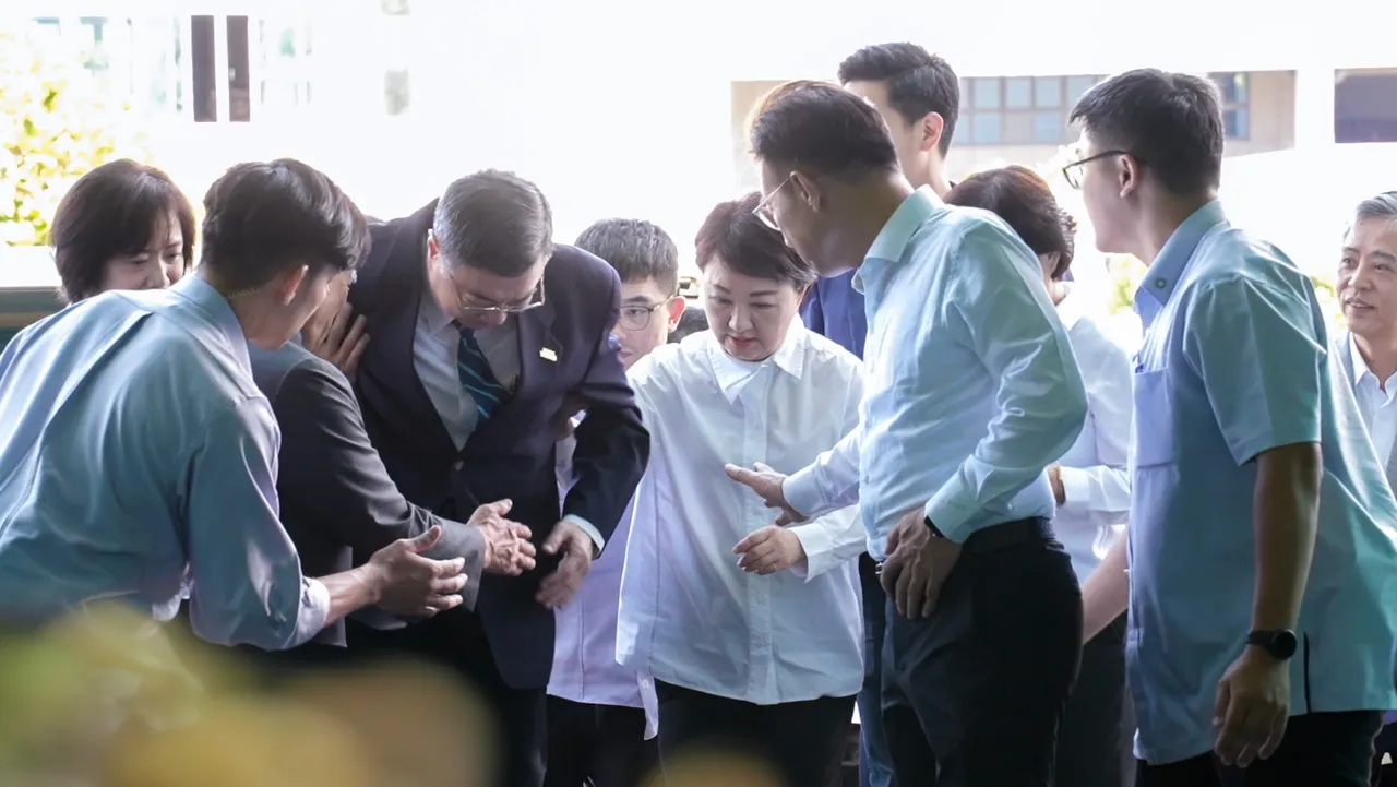 台中市长卢秀燕、行政院长卓荣泰、经济部长郭智辉。记者李俊毅翻摄