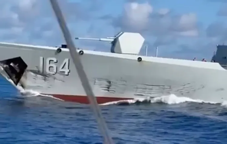 中國飛彈驅逐艦桂林號艦首側面受創。美聯社