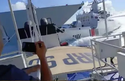 撞擊影片曝!中國軍艦攔菲律賓船竟互撞 疑有解放軍喪生