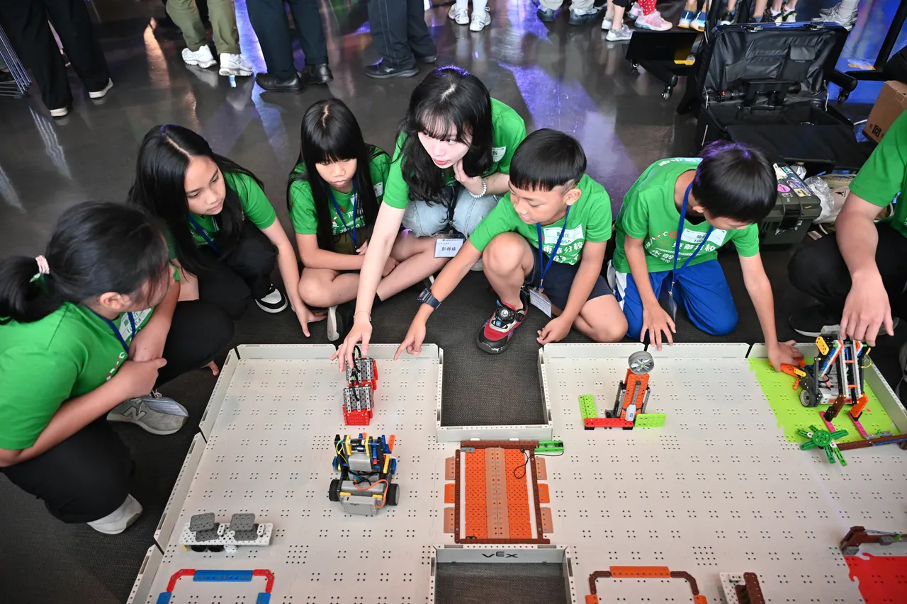 2025永龄希望小学机器人大赛赛前试机。永龄基金会提供