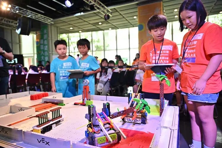 2025永齡希望小學機器人大賽比賽現場，在每一次成功的任務完成後，也換來他們對自己更多的信心與動力。永齡基金會提供