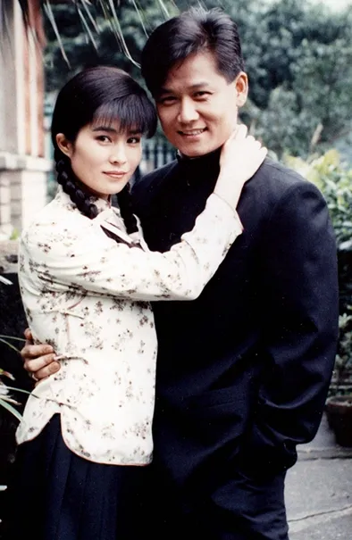 徐乃麟（右）年輕時與高金素梅拍攝瓊瑤《三朵花》。緯來提供