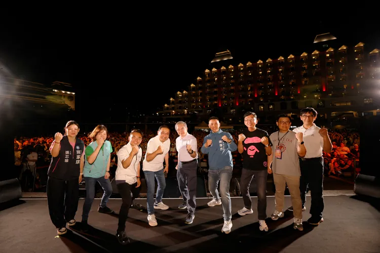 市長侯友宜上台開金嗓，與淡水漁人碼頭萬人一起合唱《讓我們看雲去》，象徵著市政工作不斷往前走，是一棒接著一棒。新北捷運公司提供