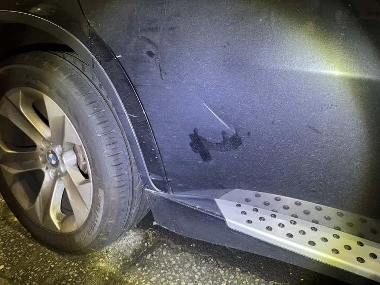 BMW的車身也有擦痕。翻攝畫面