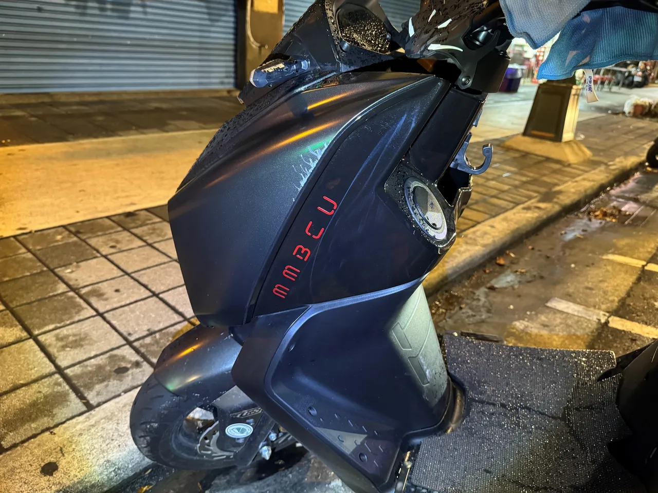 蔡女愛車被撞倒,車身擦痕讓她相當心疼。翻攝畫面