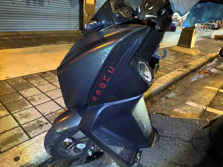 蔡女愛車被撞倒，車身擦痕讓她相當心疼。翻攝畫面