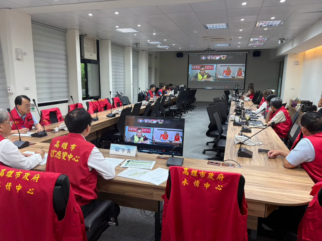 高雄市林欽榮副市長13日9時30分前往水情中心,了解防災整備與撤離進度。翻攝畫面