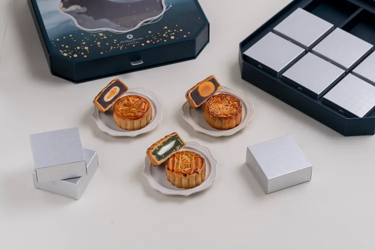 「錦月雅韻」奶黃流心、豆沙蛋黃與客家擂茶。業者提供