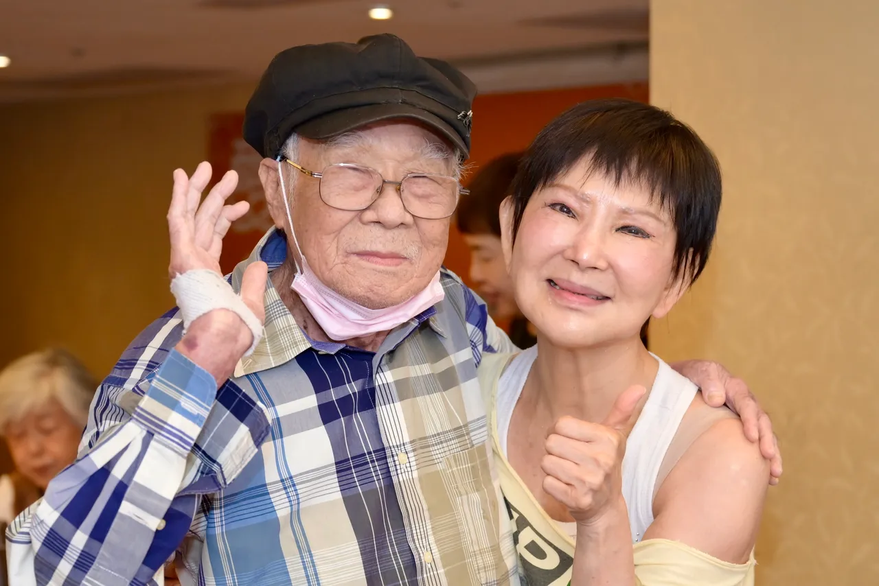 司马玉娇(右)与林福地导演合影。台湾优质生命协会提供
