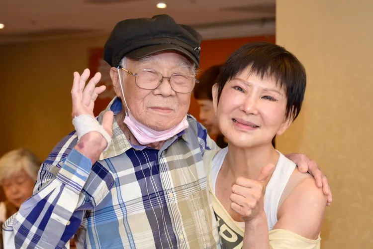 司馬玉嬌（右）與林福地導演合影。台灣優質生命協會提供