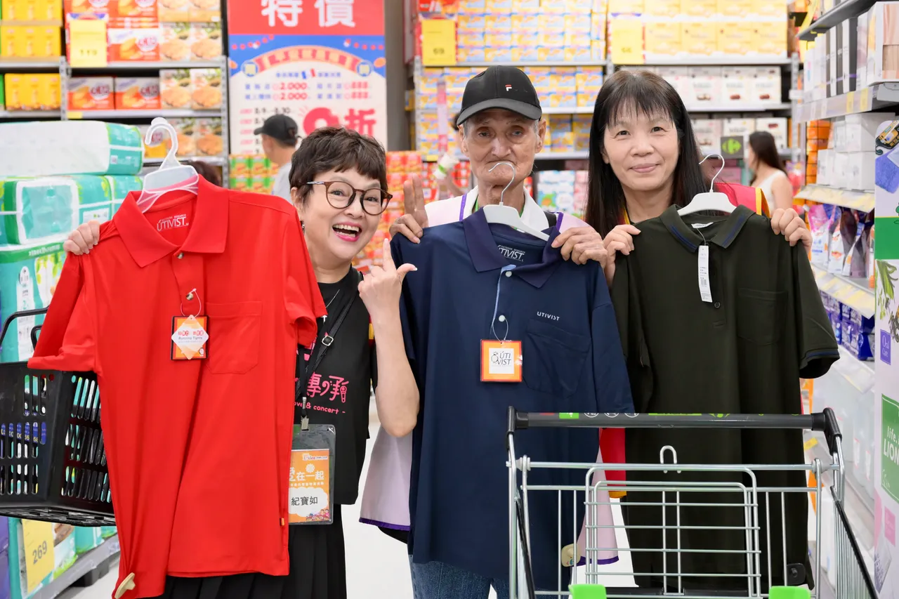 纪宝如(左)近年积极投身公益活动。台湾优质生命协会提供