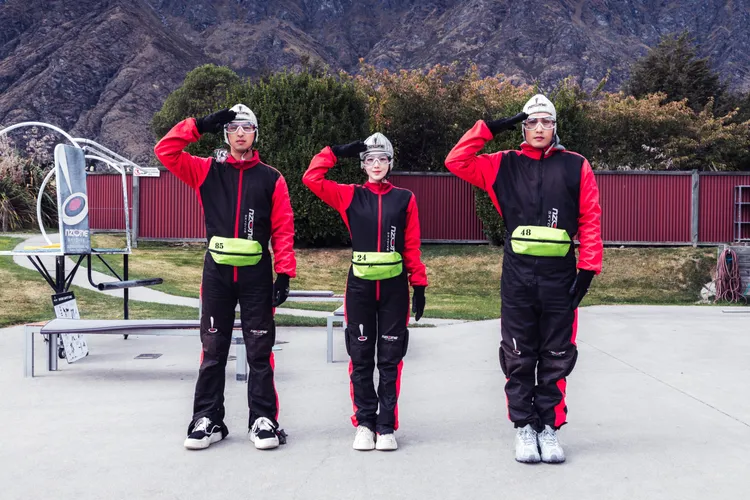 舒華不懼15000英尺高空跳傘。出去一下提供