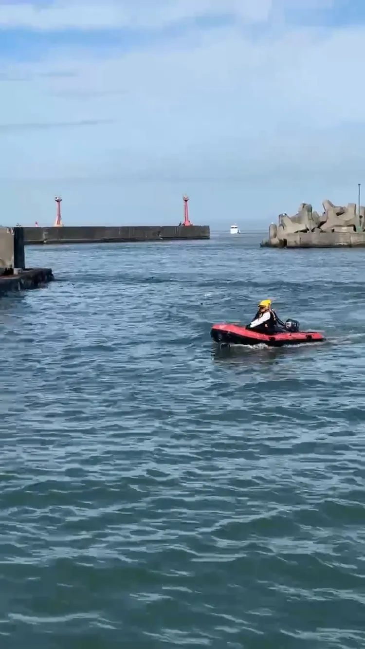 民眾落海，搜救人員21日持續搜救。翻攝畫面