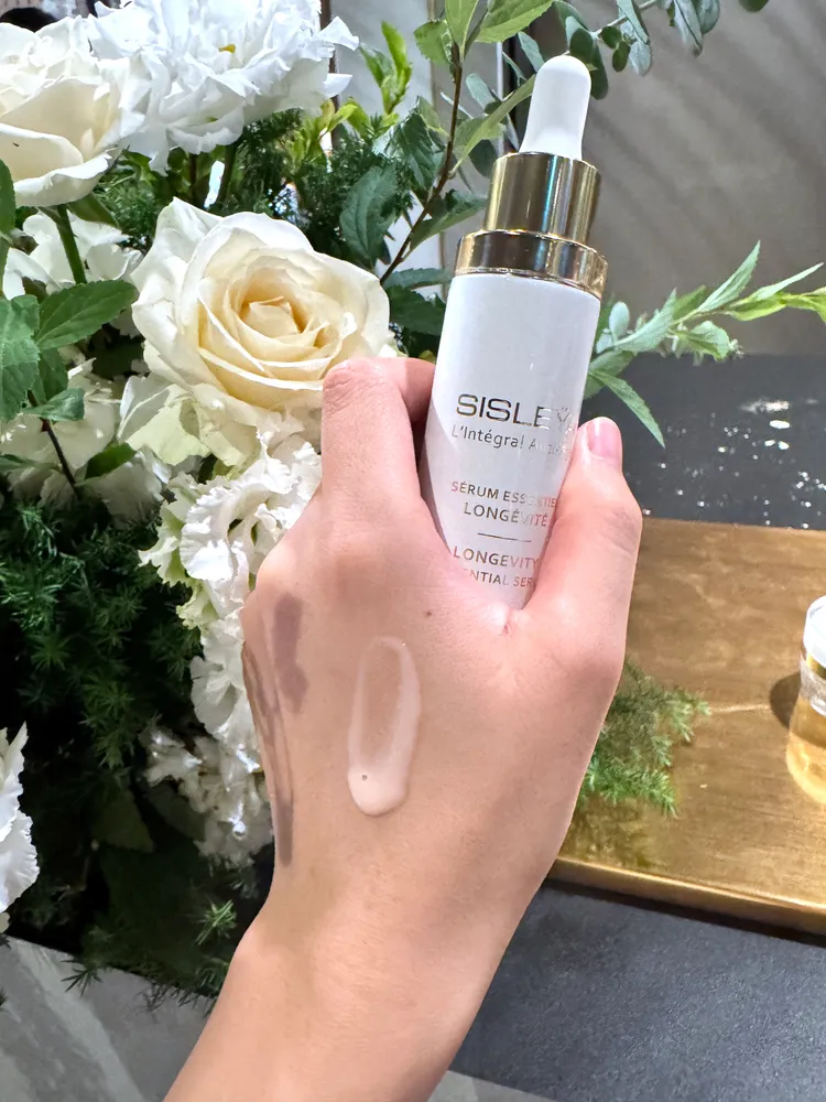 Sisley抗皺活膚御緻永恆活源精粹，質地呈現輕盈流動感，延展性佳，30ml／1萬6800元。張家玲攝