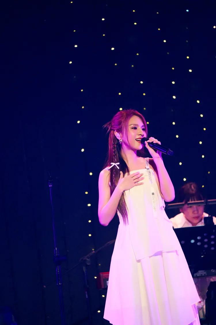 郭靜點歌環節遭粉絲搶麥熱唱王心凌《感情用事》踢館。寬宏藝術提供