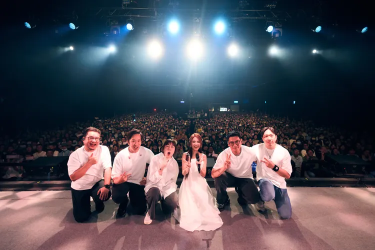 郭靜（右3）日前開唱遇大雨，近千粉絲仍如期相聚同歡。寬宏藝術提供