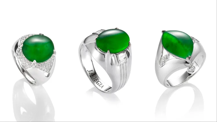 玉世家蛋面翡翠鑲鑽寬版戒指（左起）62萬6000元、蛋面翡翠鑲鑽戒指56萬8000元、翡翠鑲鑽戒指36萬8000元。品牌提供