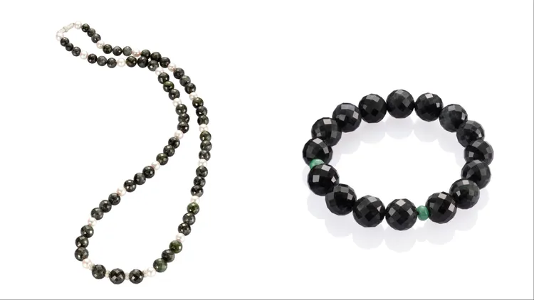 玉世家墨玉長珠串搭配鑽石與珍珠（左）23萬8000元、菱格紋切割墨玉手珠串（右）2萬3800元。品牌提供
