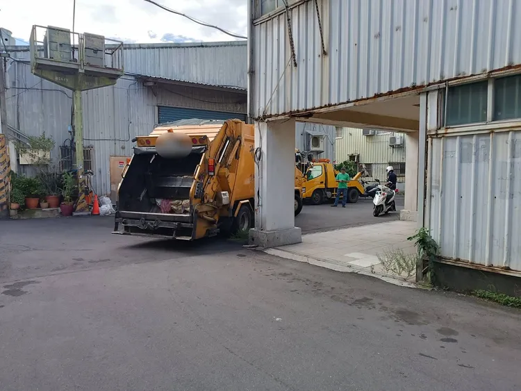 垃圾車倒車發生事故。警方提供