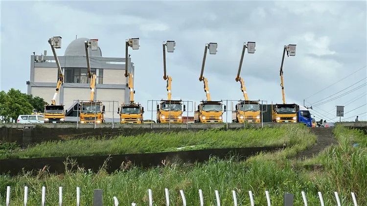 台電公司7部工程車一字排開，「振臂」指向天際，替李元瀚送行。讀者提供