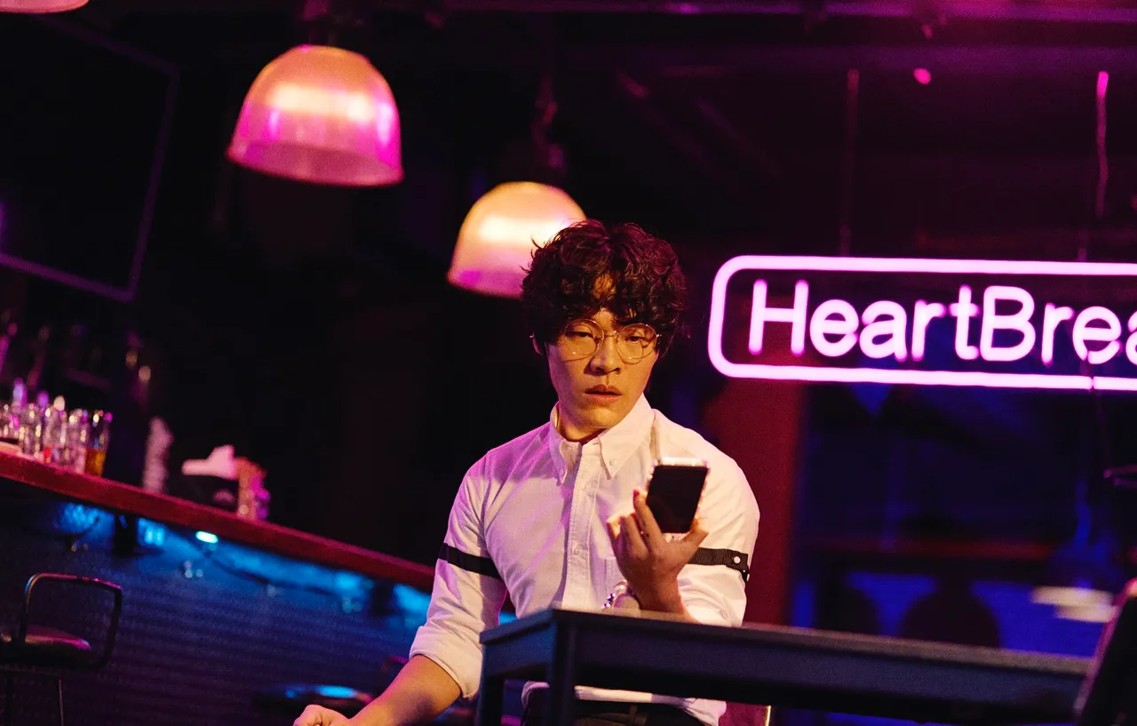 卢广仲翻唱企划第二首《一夜一夜一夜》,推出即冲上KKBOX即时榜冠军。宽宏艺术x添翼文创
