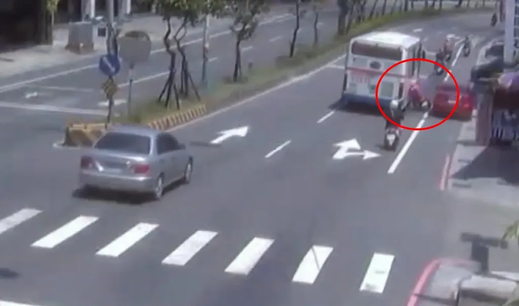 公車擦撞騎士。翻攝畫面